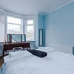 3 Bed Property, Upto 8 Guests Near City Centre