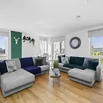 Stunning 3-Bedroom Flat With Parking