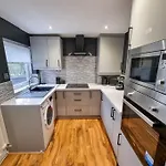 3 Bedroom Home Close To Mcr City Centre