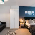 Morden 2 Bed Apartment - Manchester Old Trafford
