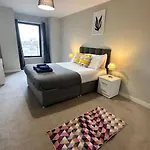 Large Central 2 Bed Apt With Balcony And Sofa Bed Sleeps 6
