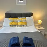Large Central 2 Bed Apt With Balcony And Sofa Bed Sleeps 6