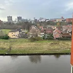 Large Central 2 Bed Apt With Balcony And Sofa Bed Sleeps 6