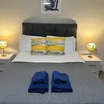 Large Central 2 Bed Apt With Balcony And Sofa Bed Sleeps 6