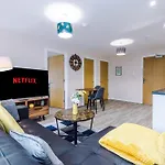 Modern Comfort - 1 Bedroom Apartment - Free Parking, Transit Links, Close To Stadiums