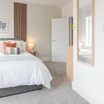 Modern Salford 3 Bedroom House, 3 Bathroom, Easy Manchester Access, Ideal For Contractors & Long Stays - Nordstay