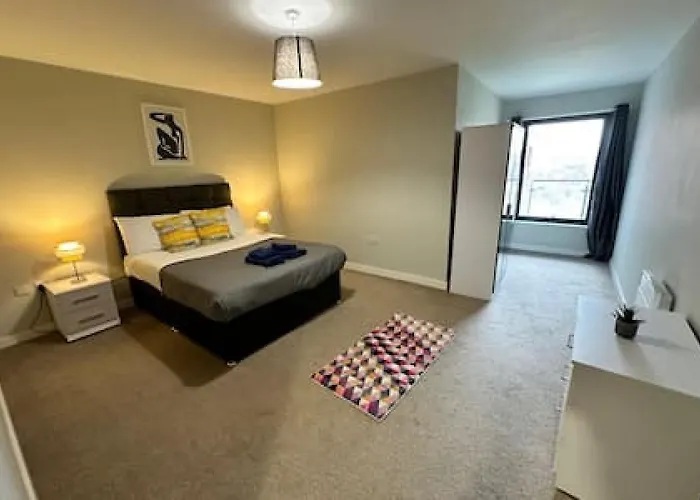 Large Central 2 Bed Apt With Balcony And Sofa Bed Sleeps 6
