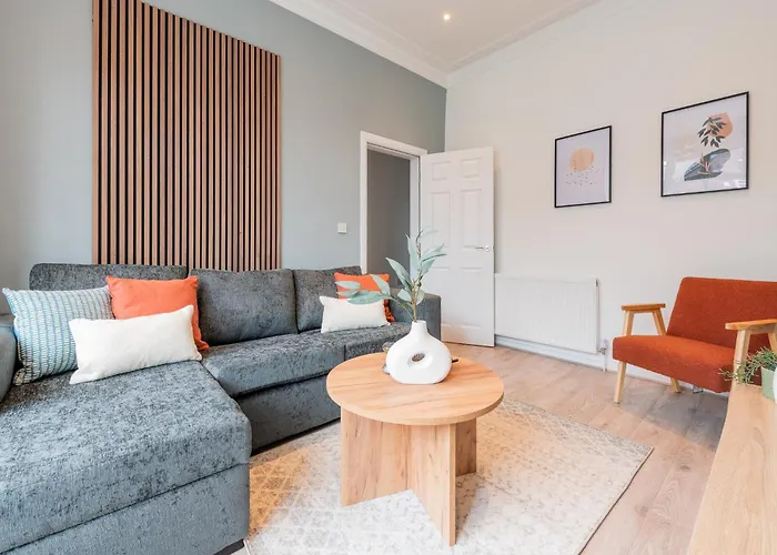 Modern Salford 3 Bedroom House, 3 Bathroom, Easy Manchester Access, Ideal For Contractors & Long Stays - Nordstay
