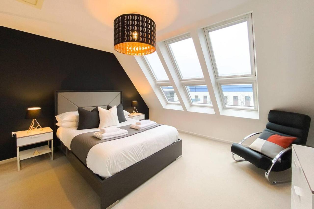 Holiday home Stunning 4 Bed House With Cinema & Parking *