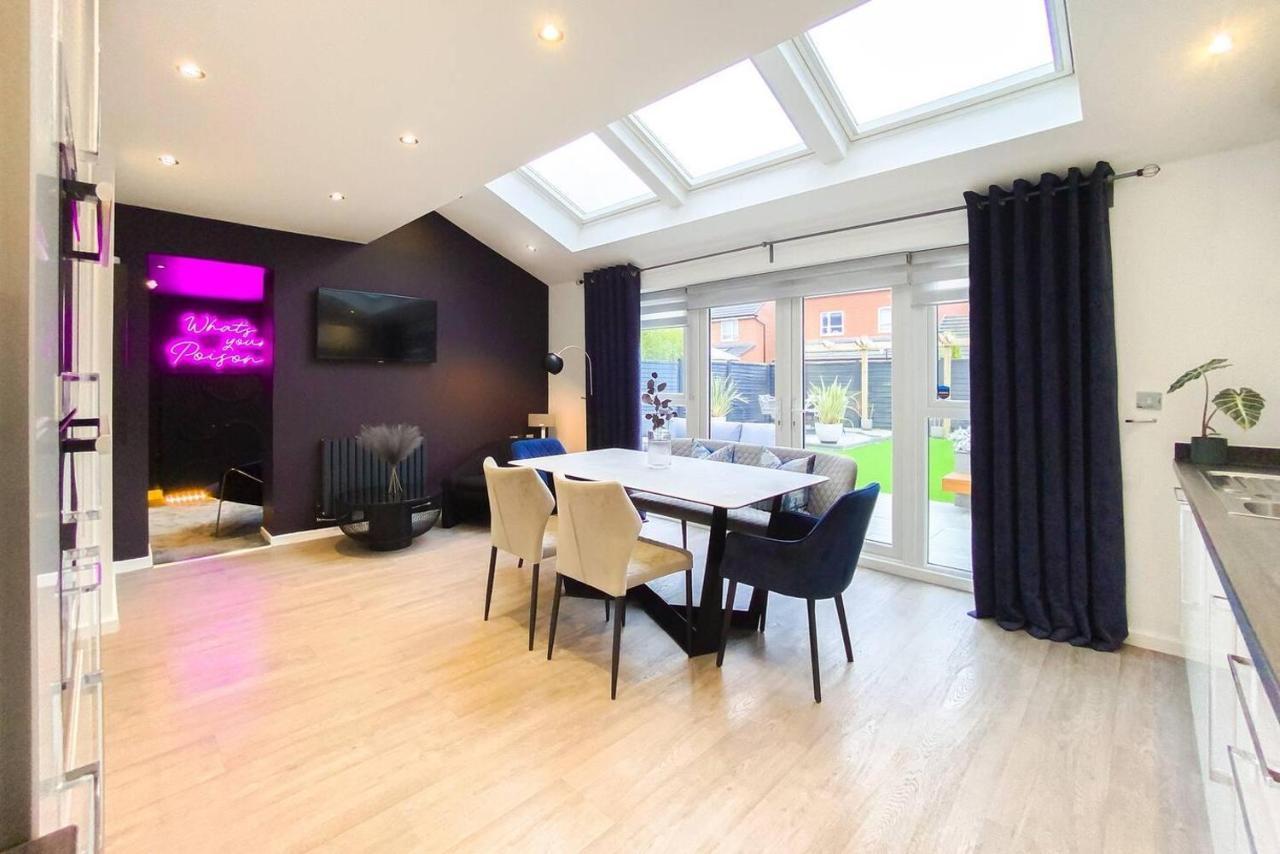 Stunning 4 Bed House With Cinema & Parking * Manchester