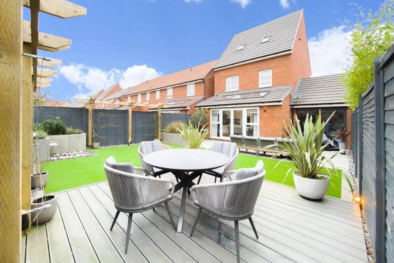 Stunning 4 Bed House With Cinema & Parking