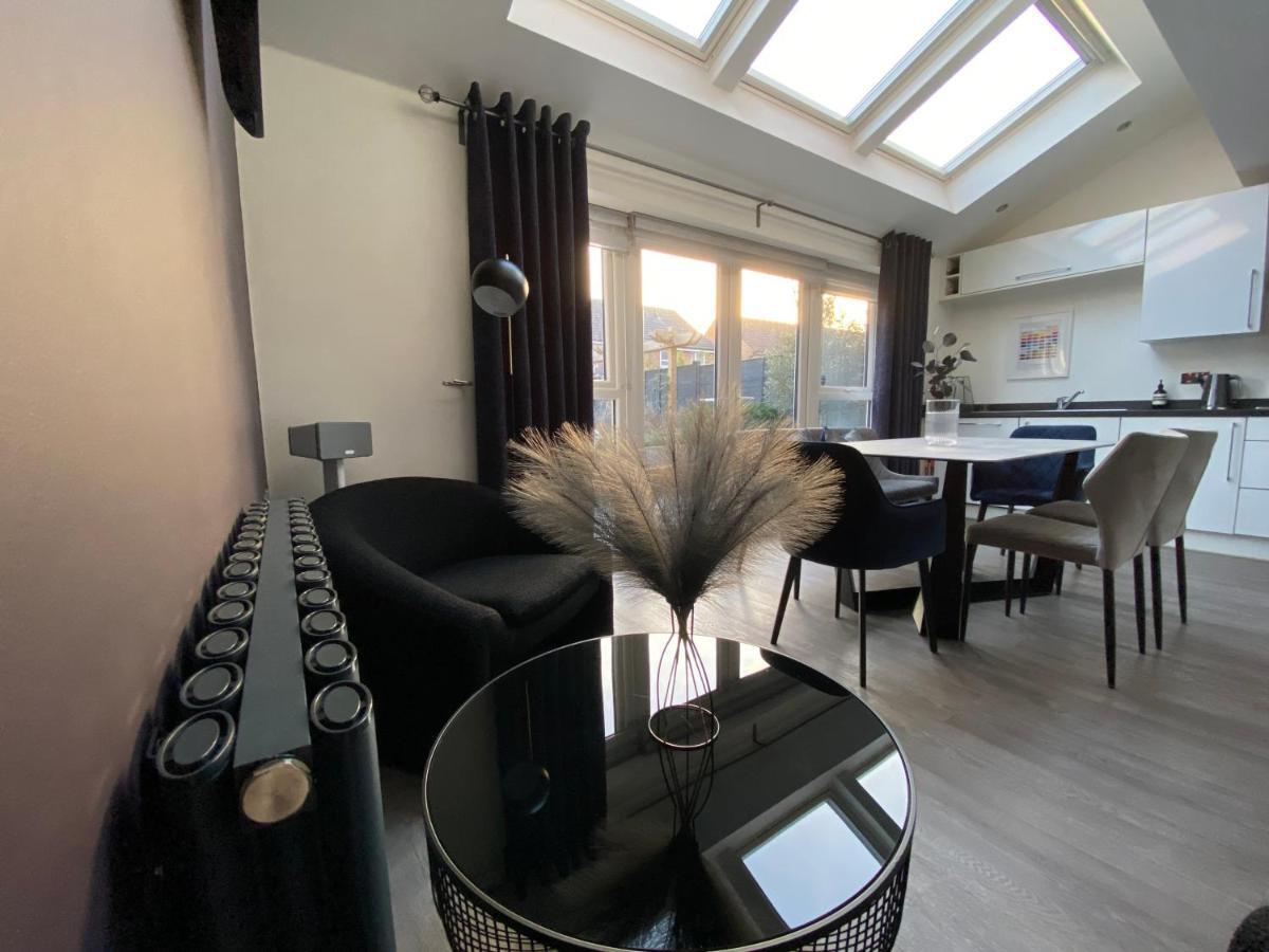 Stunning 4 Bed House With Cinema & Parking Holiday home *