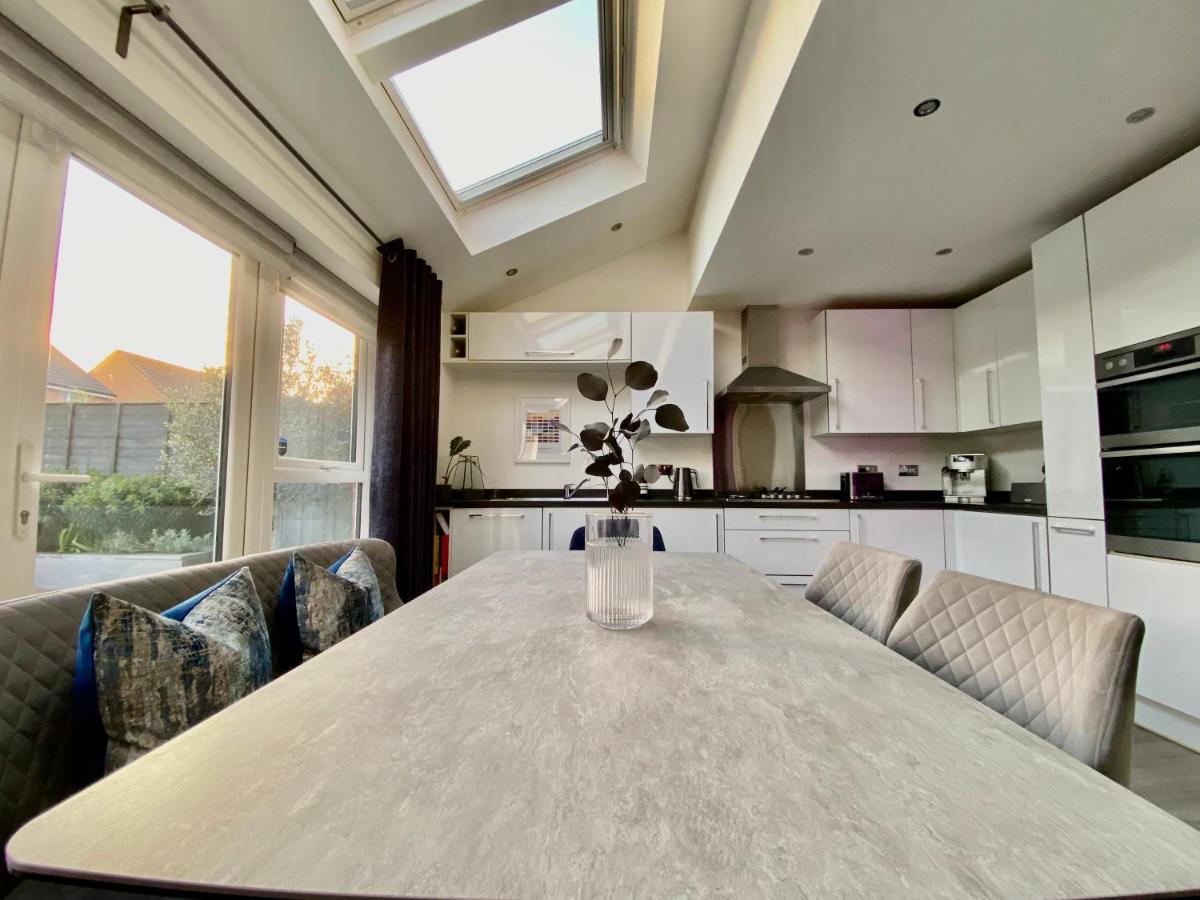 Stunning 4 Bed House With Cinema & Parking * Manchester