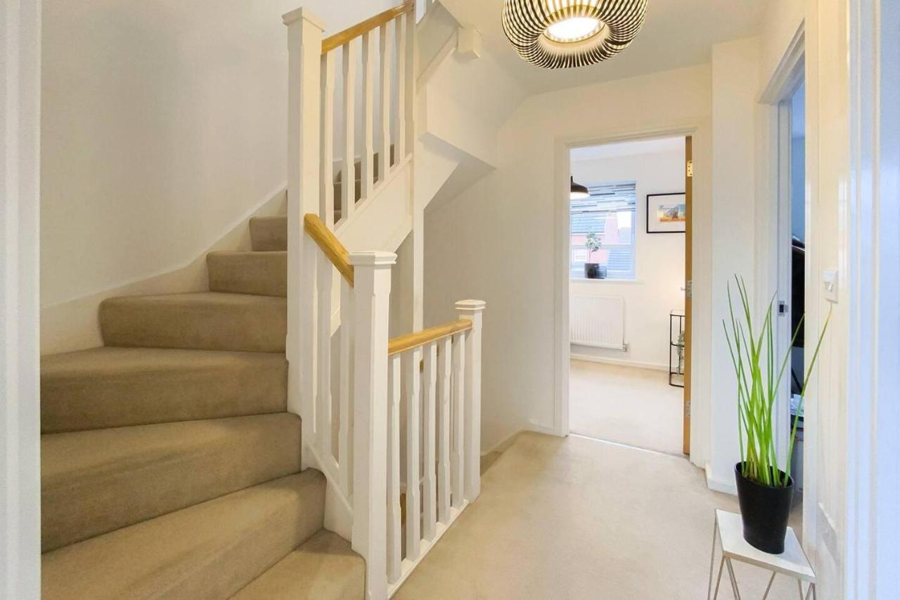 Stunning 4 Bed House With Cinema & Parking Holiday home