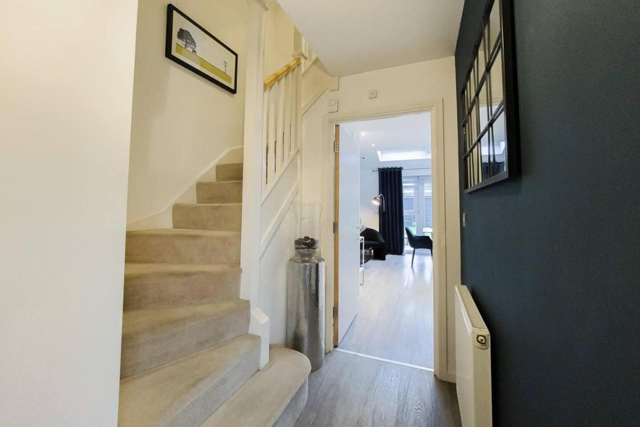 Holiday home Stunning 4 Bed House With Cinema & Parking *