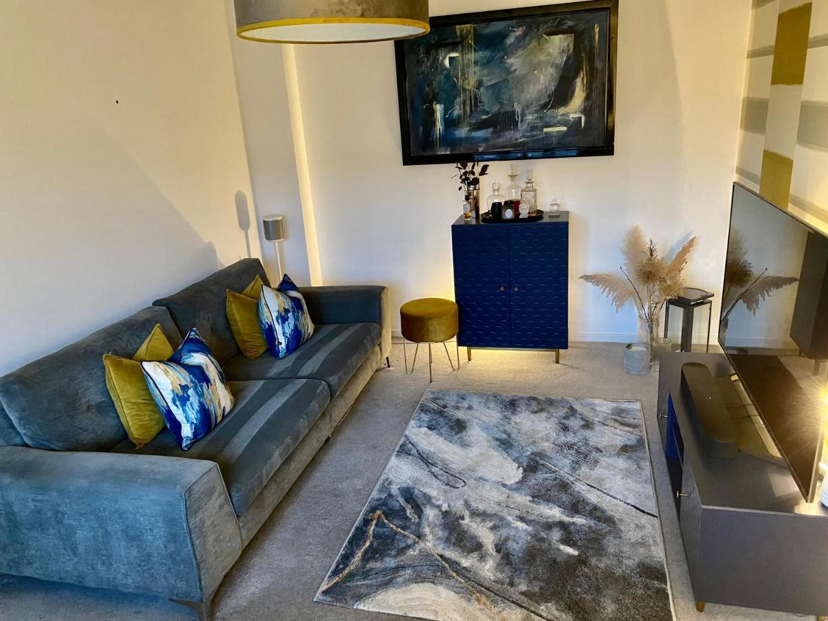 Stunning 4 Bed House With Cinema & Parking Holiday home *