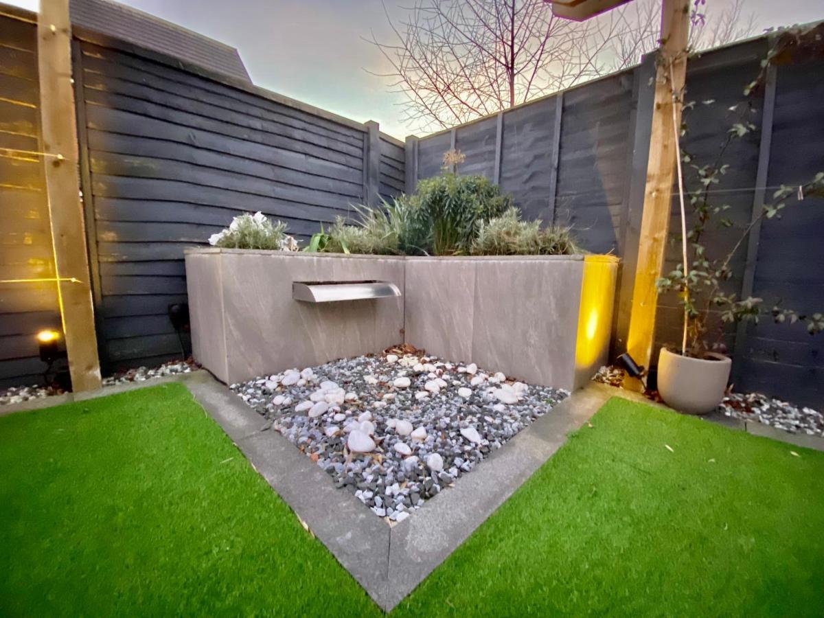 Holiday home Stunning 4 Bed House With Cinema & Parking *