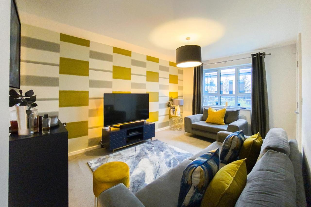 Stunning 4 Bed House With Cinema & Parking Holiday home Manchester