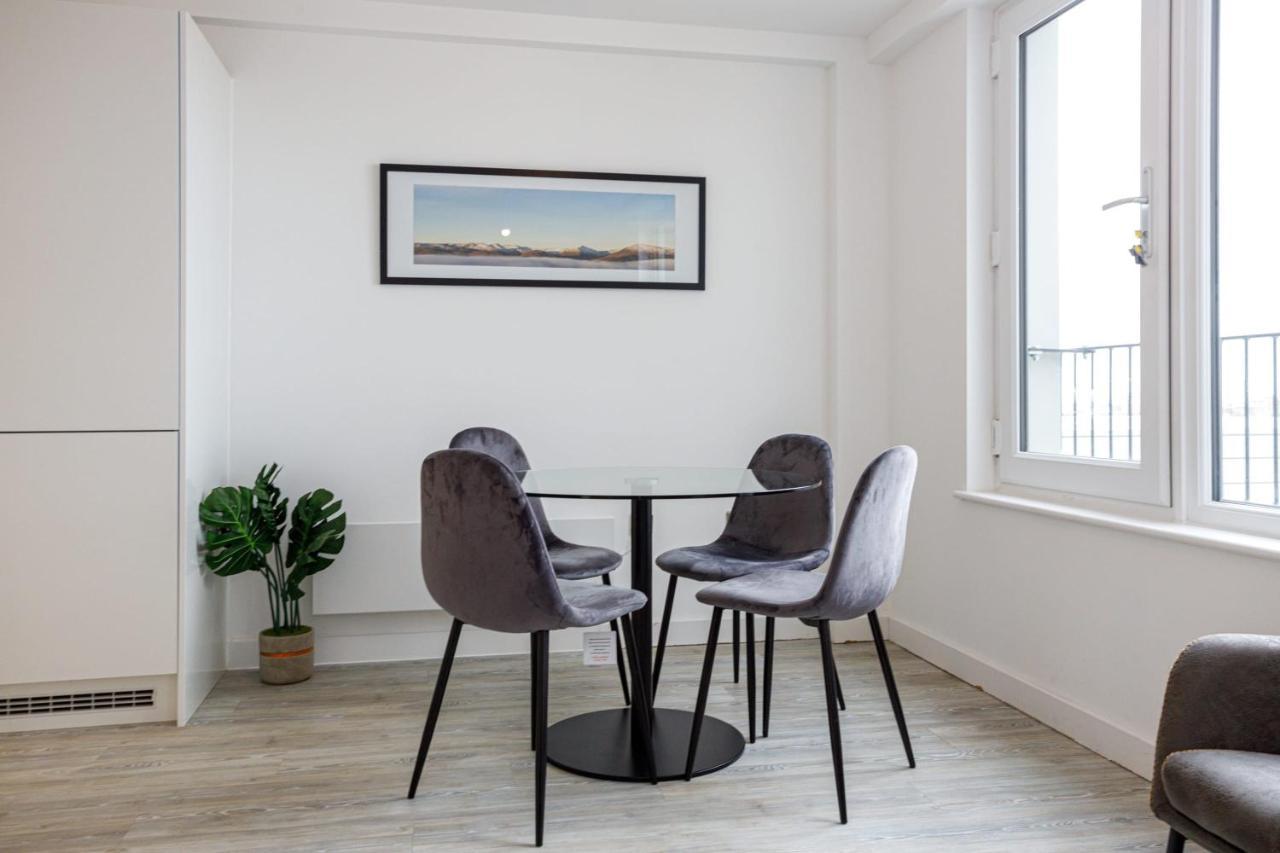 Apartment Contemporary 2 Bedroom Duplex In Salford *
