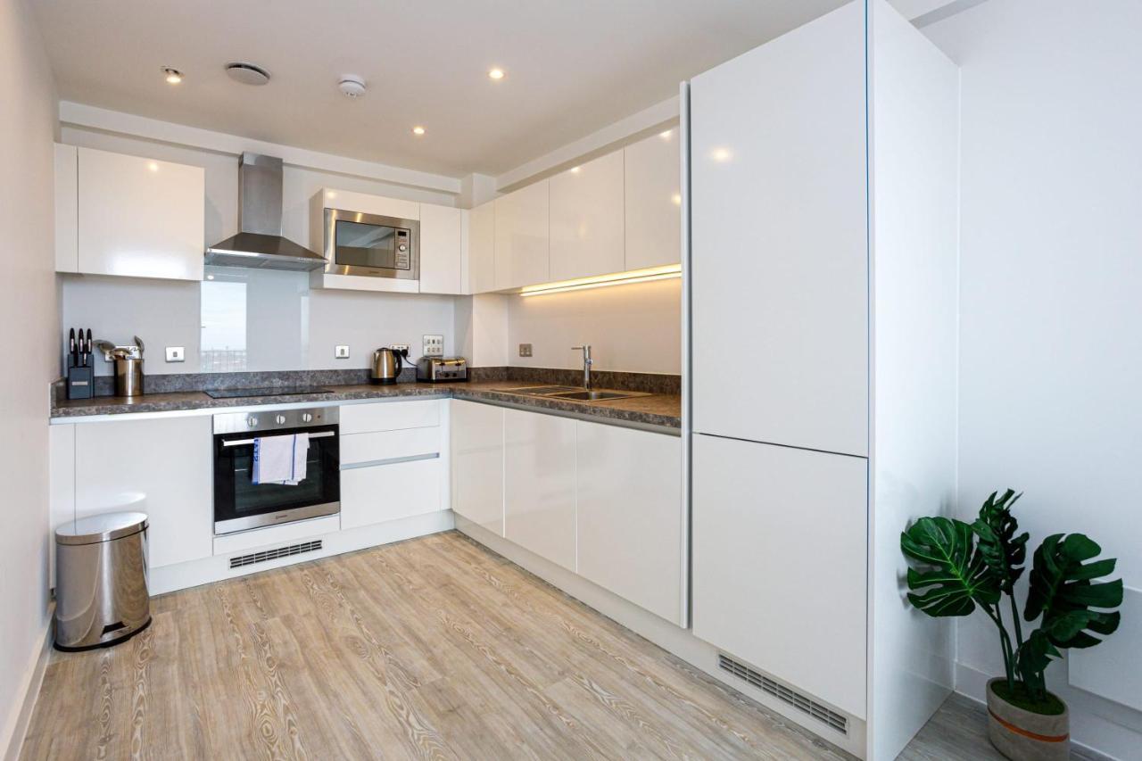 Contemporary 2 Bedroom Duplex In Salford Apartment *