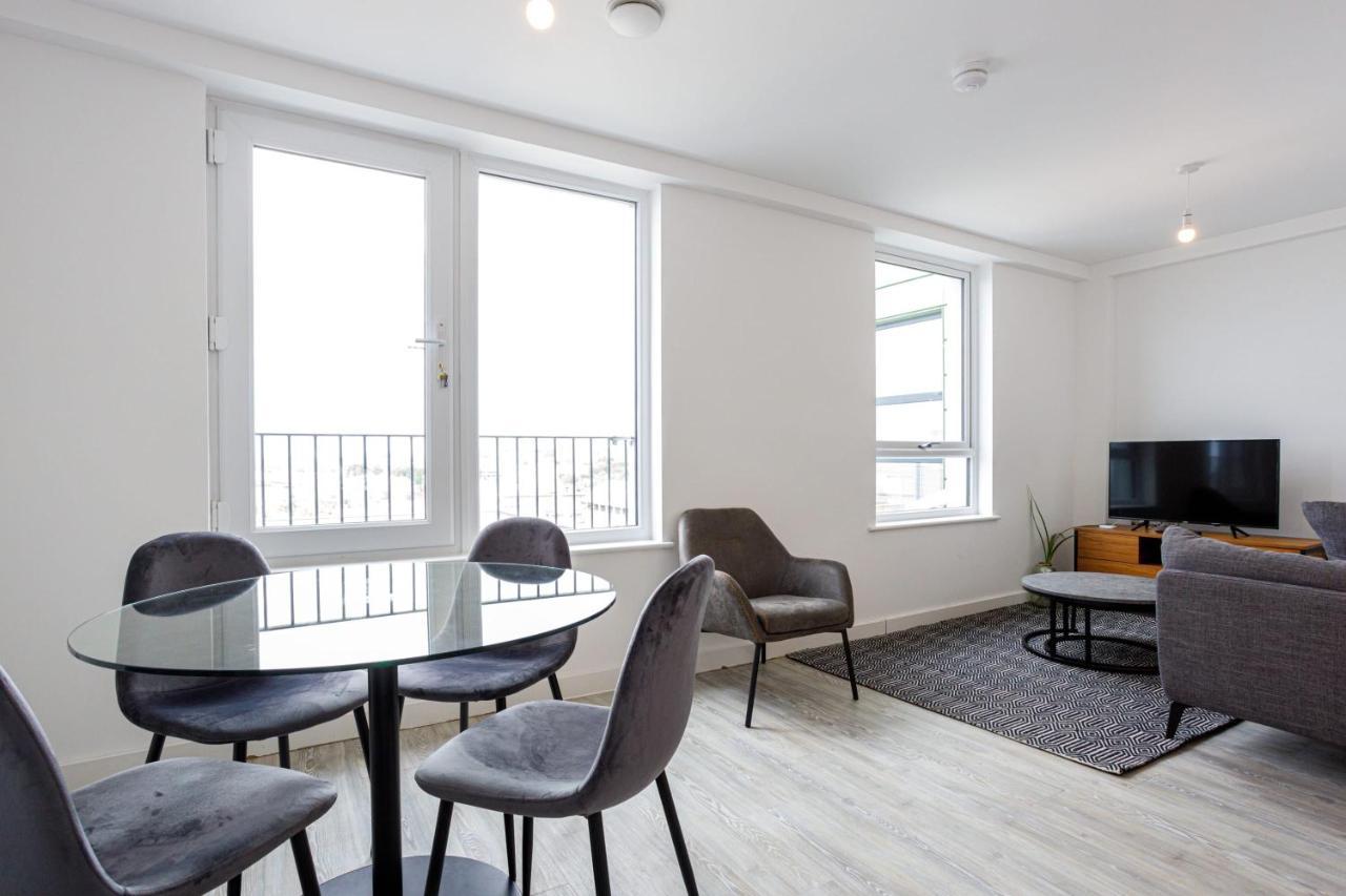Contemporary 2 Bedroom Duplex In Salford