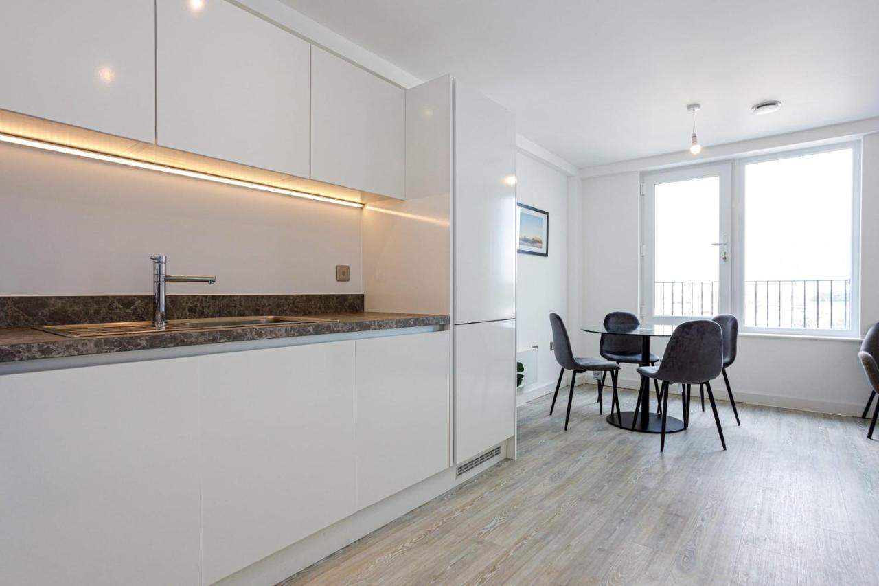 Contemporary 2 Bedroom Duplex In Salford