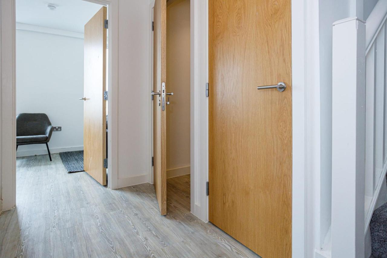 Contemporary 2 Bedroom Duplex In Salford Apartment *