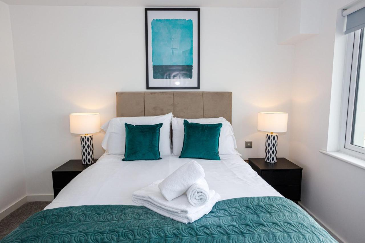 Contemporary 2 Bedroom Duplex In Salford Apartment *