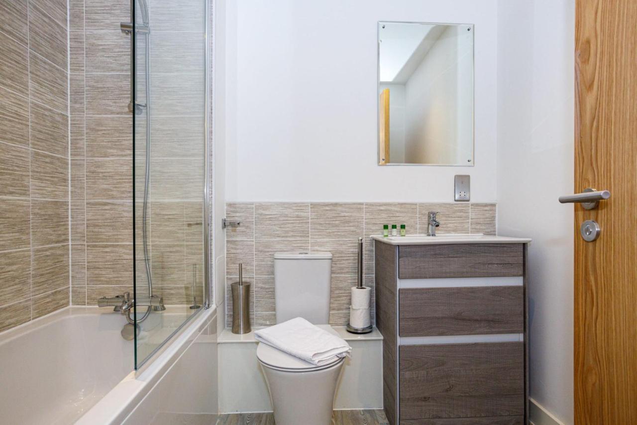 Contemporary 2 Bedroom Duplex In Salford Apartment *