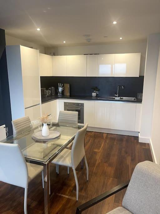 Lovely 2-bedroom With Balcony Apartment Manchester