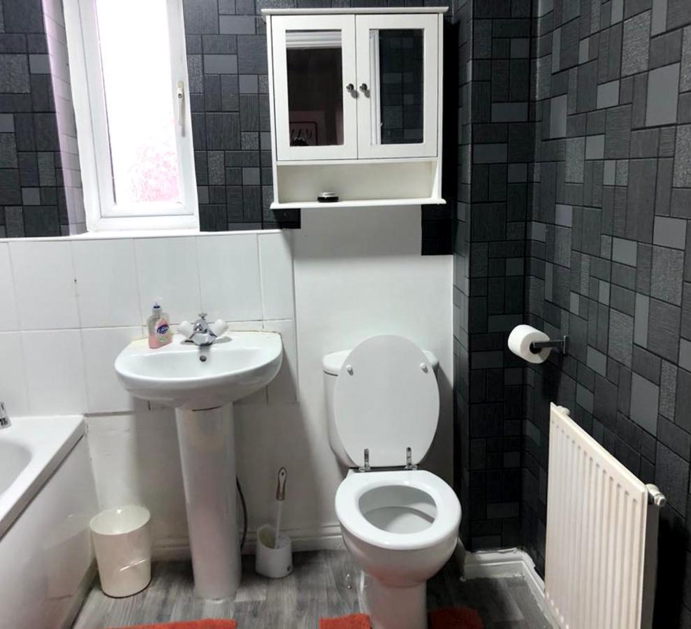 Cosy Spacious 4 Bedroom Town House With Shared Bathrooms, Living Space, Kitchen And Garden Apartment