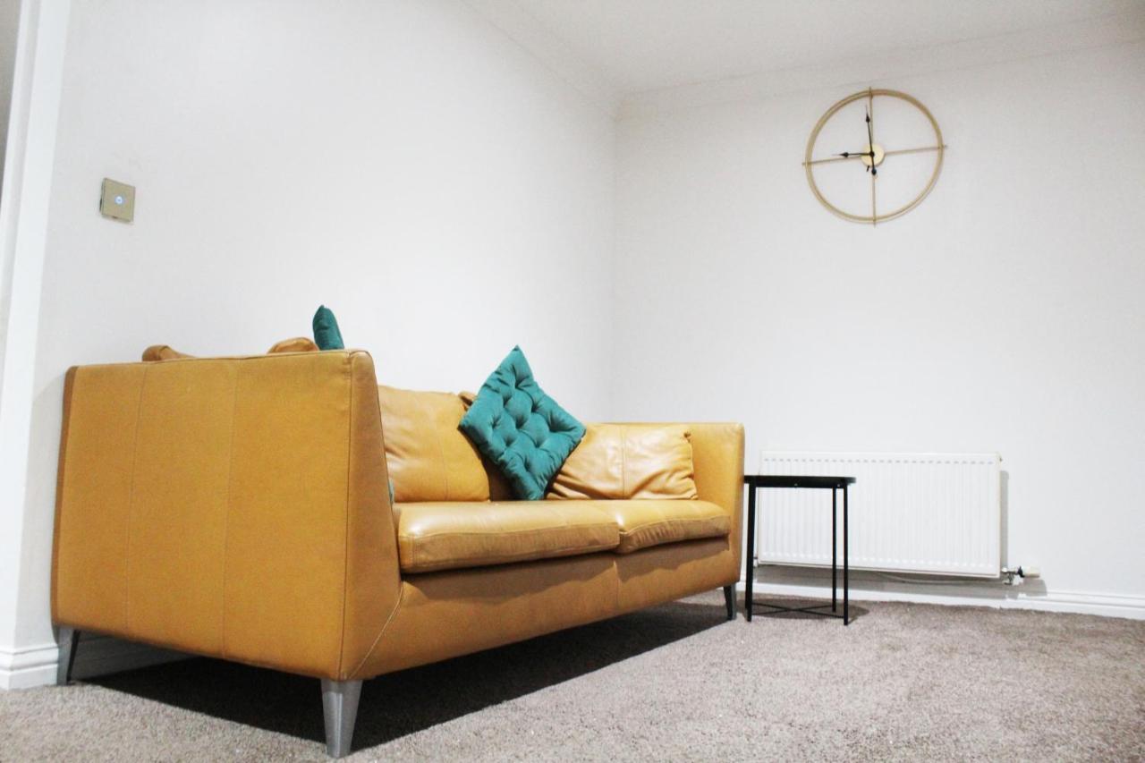 Cosy Spacious 4 Bedroom Town House With Shared Bathrooms, Living Space, Kitchen And Garden Apartment Manchester