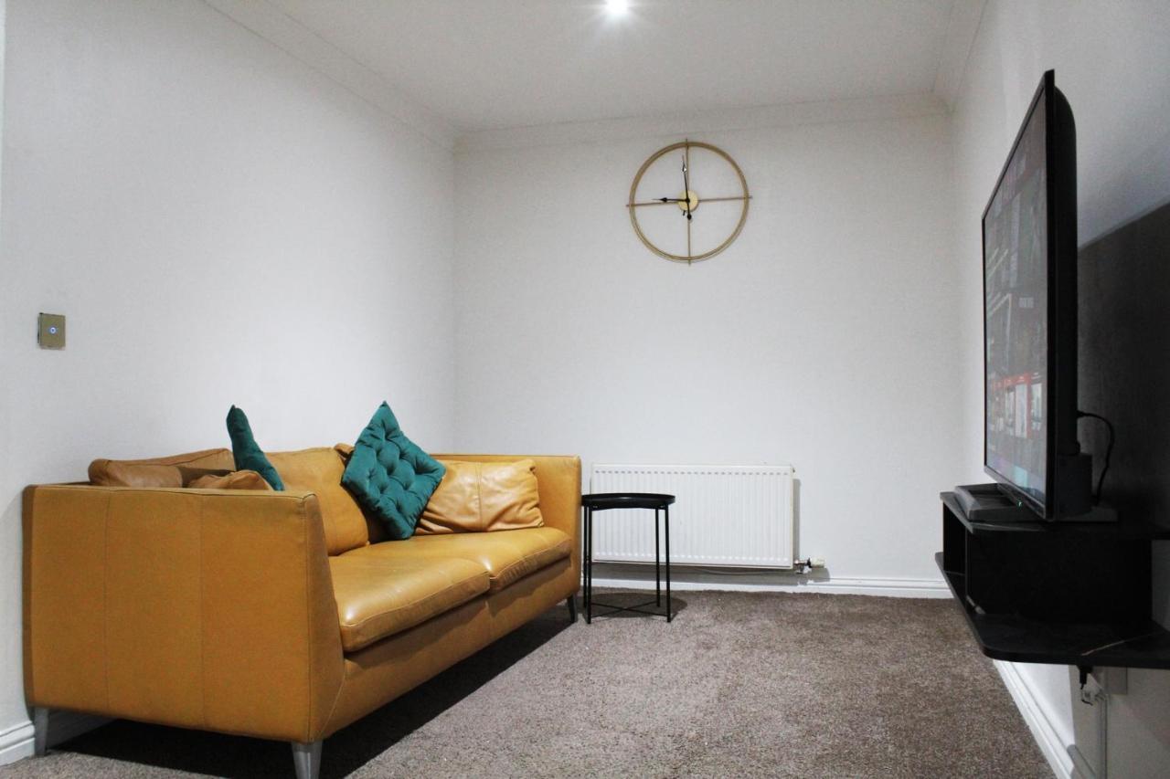 Cosy Spacious 4 Bedroom Town House With Shared Bathrooms, Living Space, Kitchen And Garden Apartment Manchester
