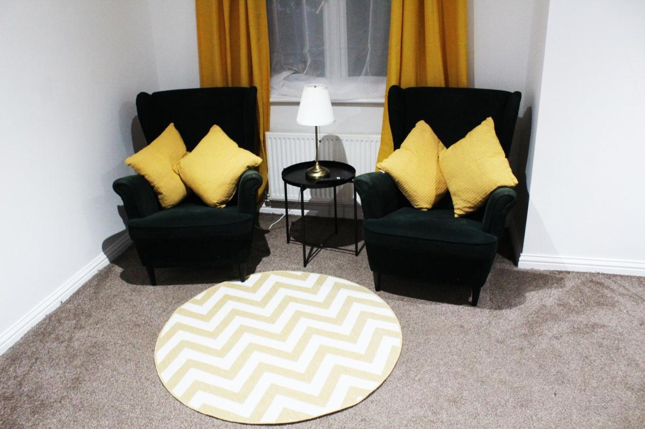 Cosy Spacious 4 Bedroom Town House With Shared Bathrooms, Living Space, Kitchen And Garden Apartment