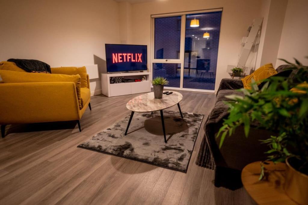 Apartment With Balcony & Free Parking - Including Justeat Voucher For 2-night Minimum!