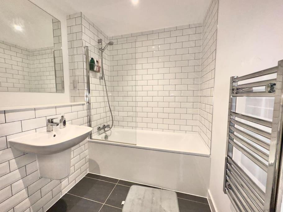 Morden 2 Bed - Old Trafford Apartment Manchester