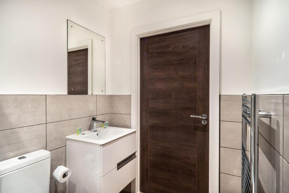 Stayzeni, Alexandra Rise Roomy 1 Bed *