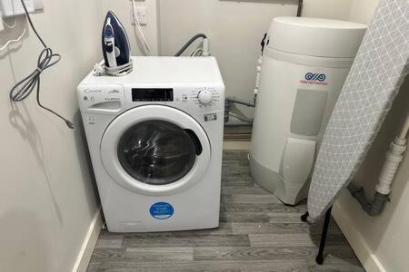 Large 2 Bed With Balcony And Sofa Bed Sleeps 6 Apartment Manchester