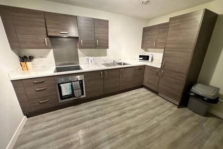 Apartment Large 2 Bed With Balcony And Sofa Bed Sleeps 6 *