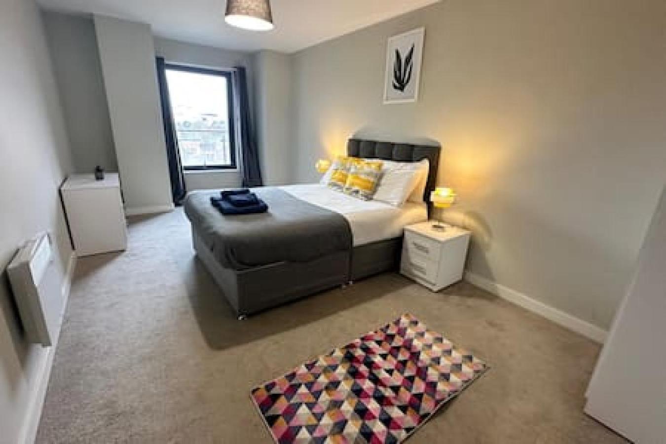 Large 2 Bed With Balcony And Sofa Bed Sleeps 6 Manchester