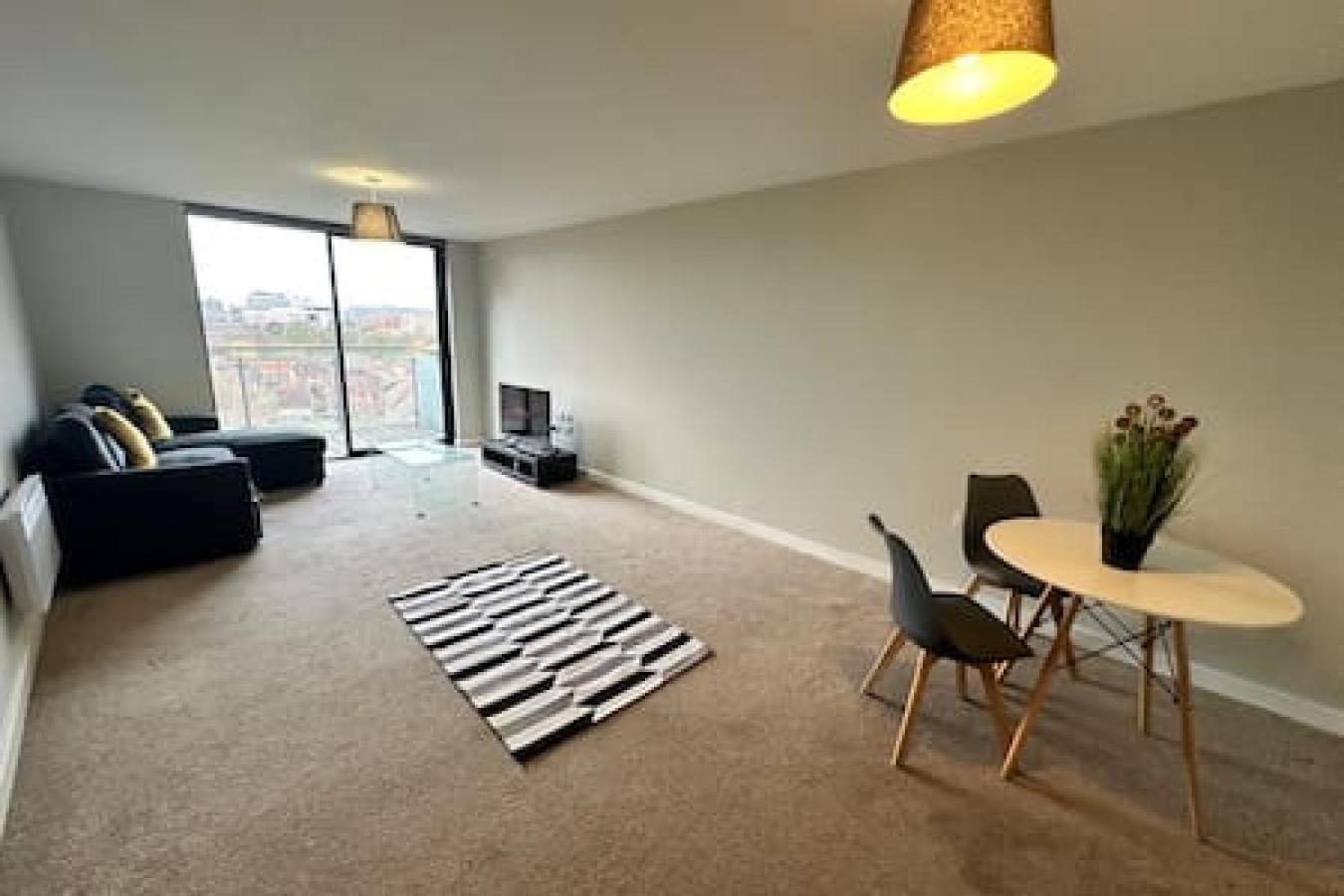 Large 2 Bed With Balcony And Sofa Bed Sleeps 6 Apartment Manchester