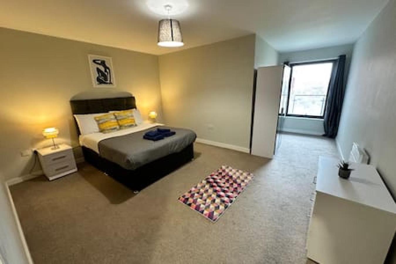 Large 2 Bed With Balcony And Sofa Bed Sleeps 6 * Manchester