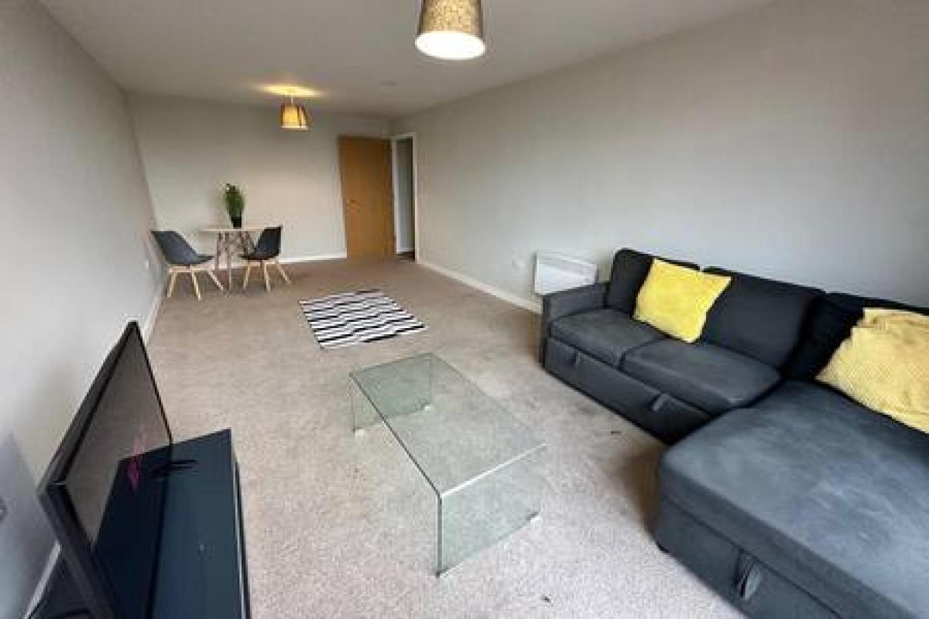 Large 2 Bed With Balcony And Sofa Bed Sleeps 6 Manchester