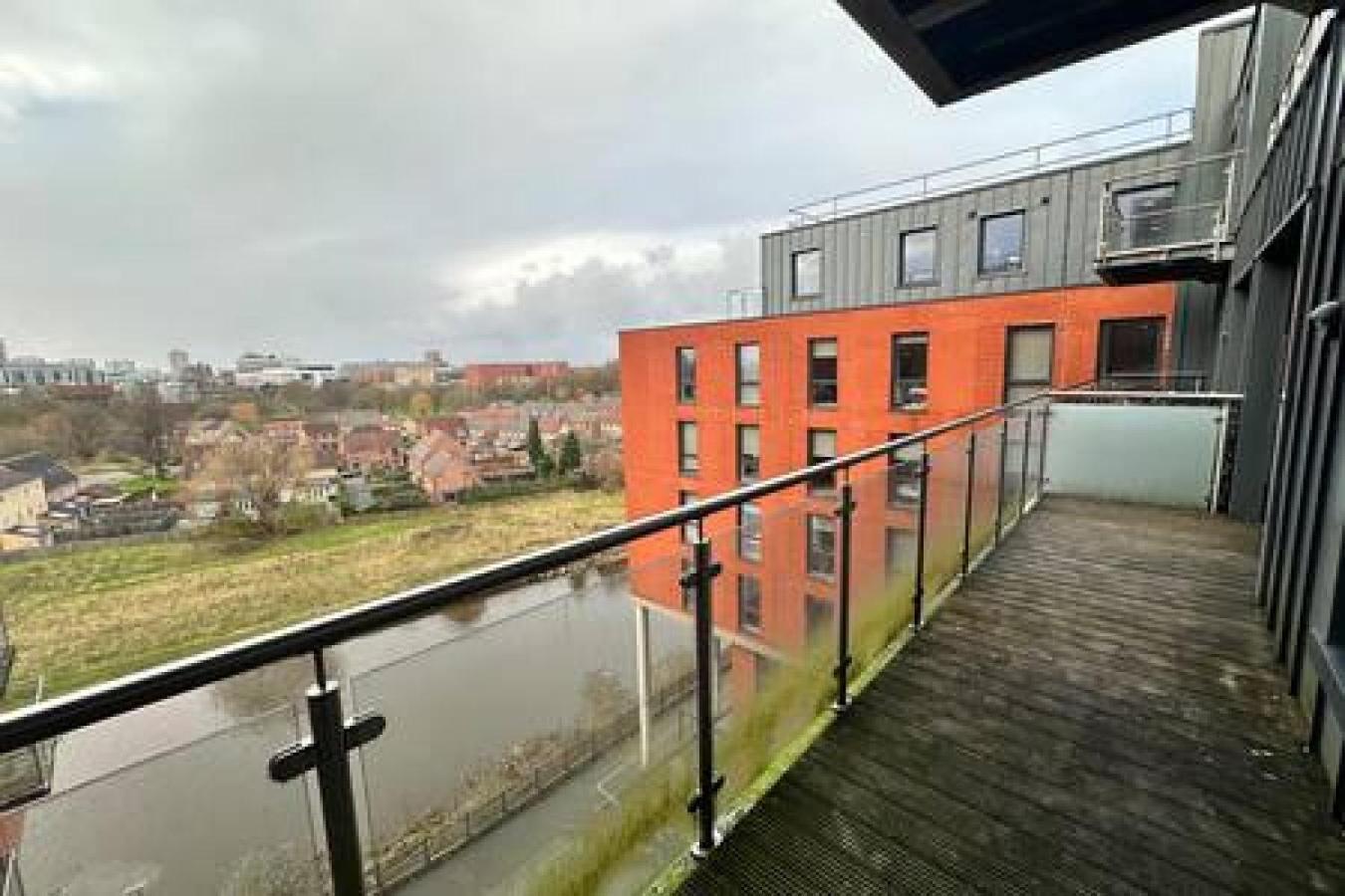 Large 2 Bed With Balcony And Sofa Bed Sleeps 6 Apartment *
