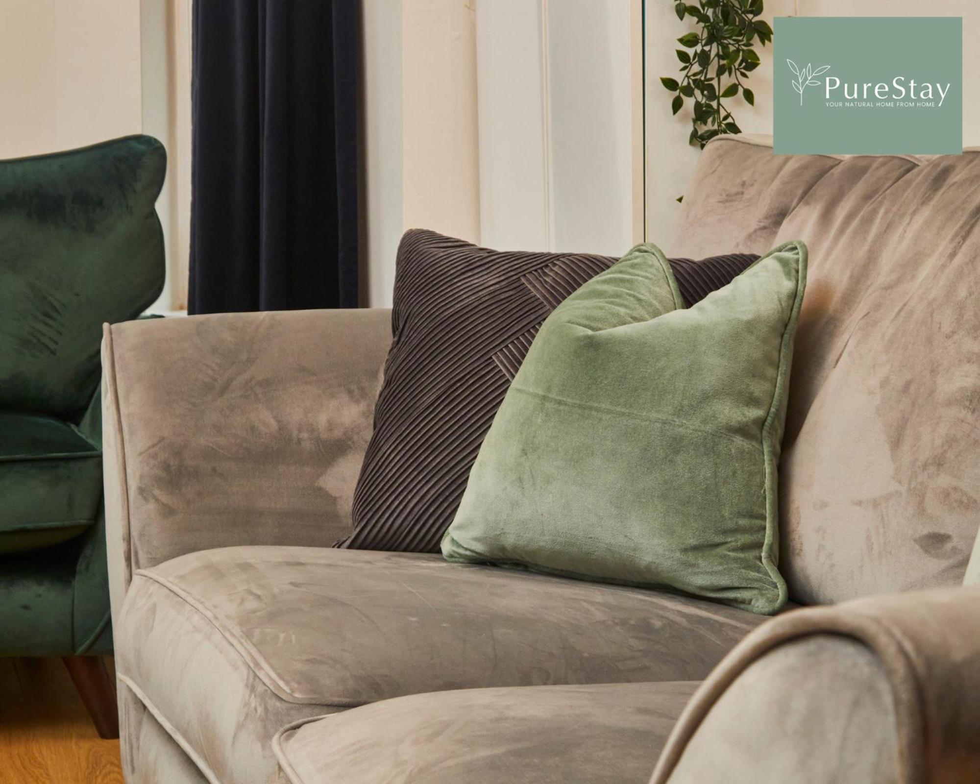 Three Bedroom House By Purestay Short Lets & Serviced With Free Parking Holiday home