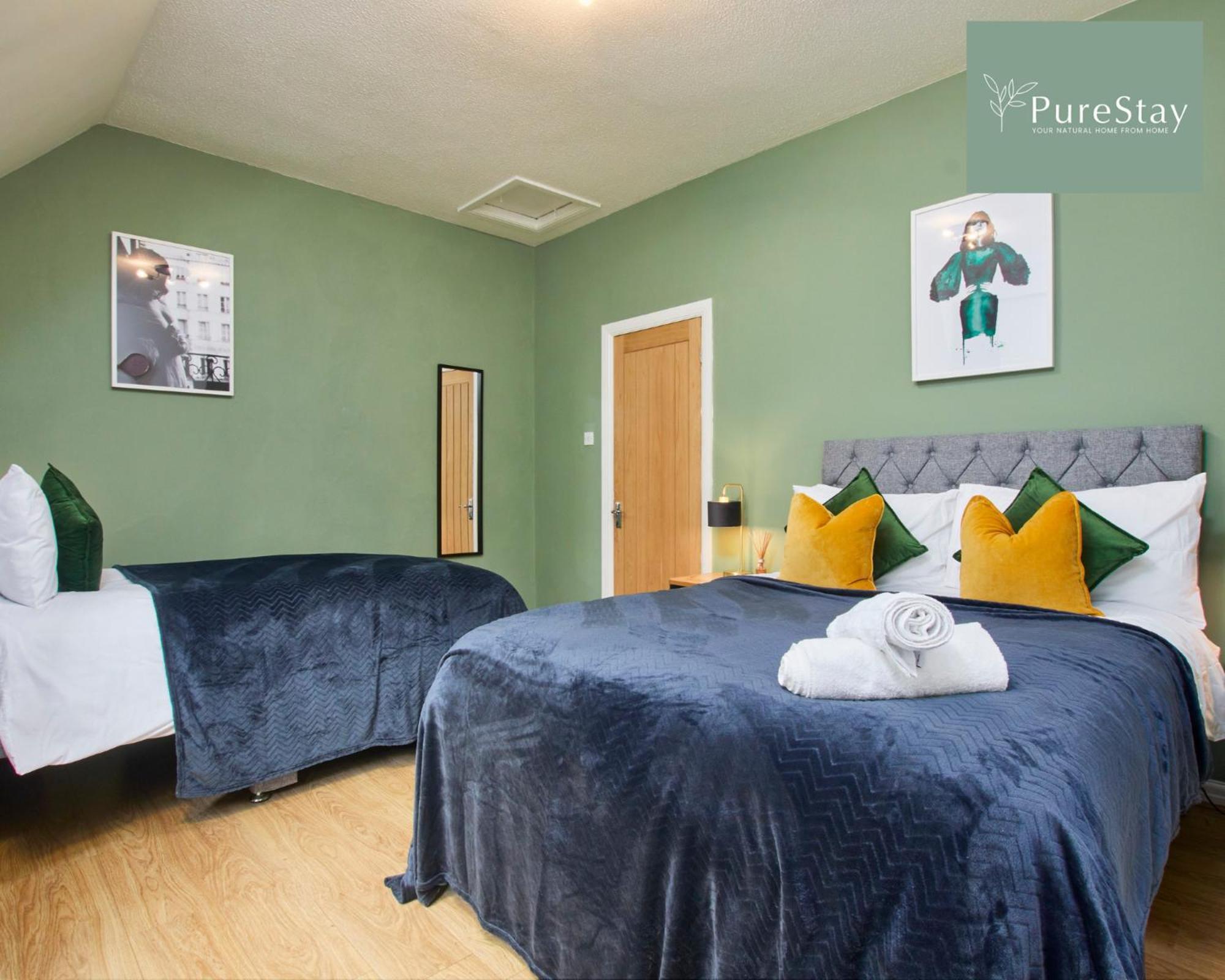 Holiday home Three Bedroom House By Purestay Short Lets & Serviced With Free Parking