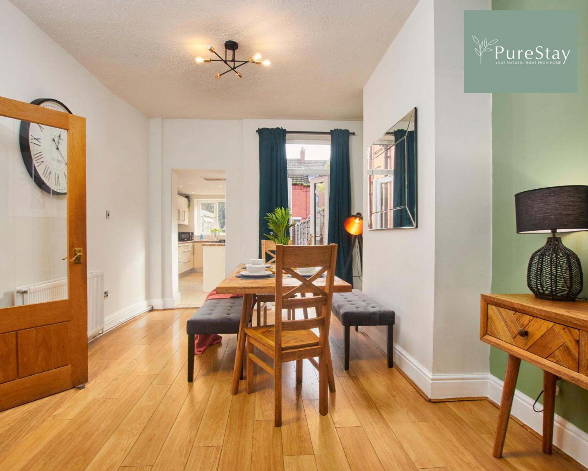 Three Bedroom House By Purestay Short Lets & Serviced With Free Parking Holiday home