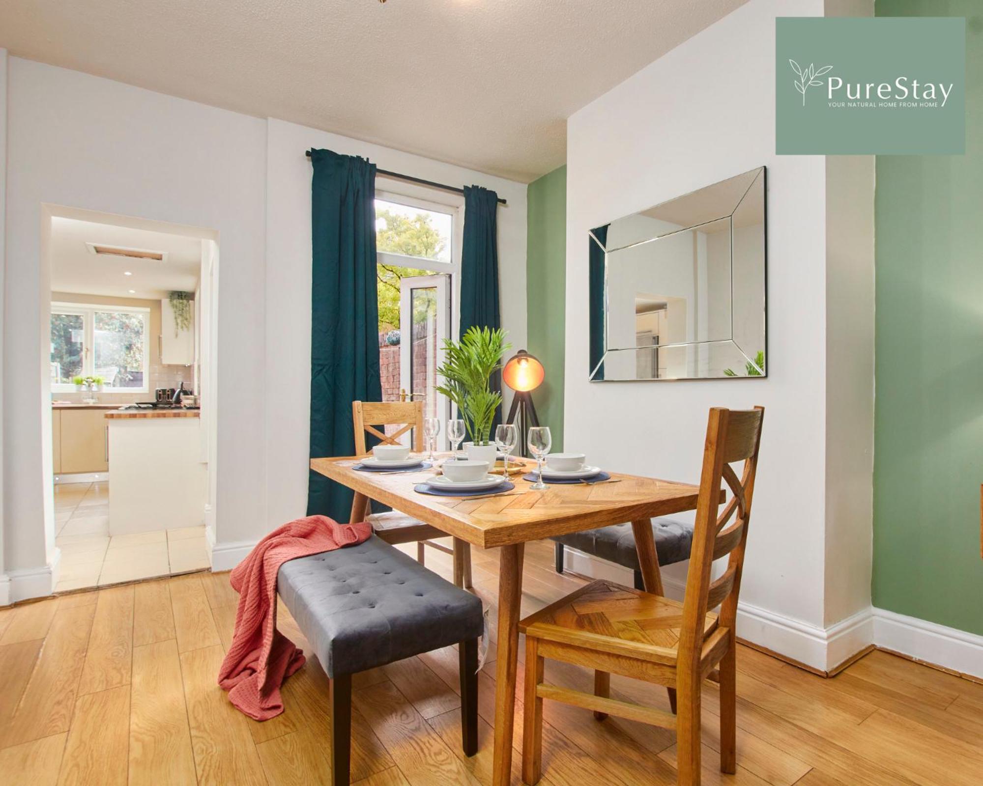 Holiday home Three Bedroom House By Purestay Short Lets & Serviced With Free Parking