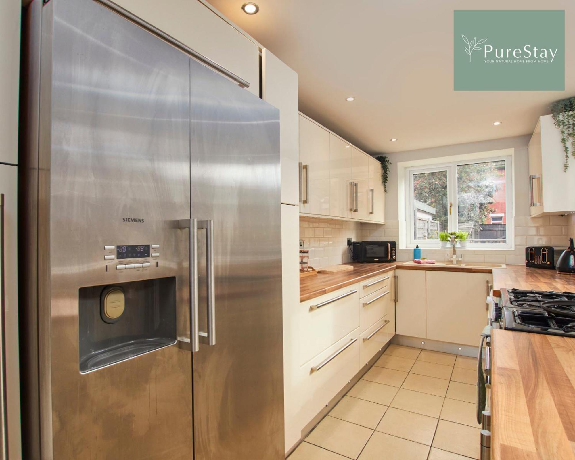 Three Bedroom House By Purestay Short Lets & Serviced With Free Parking Holiday home Manchester