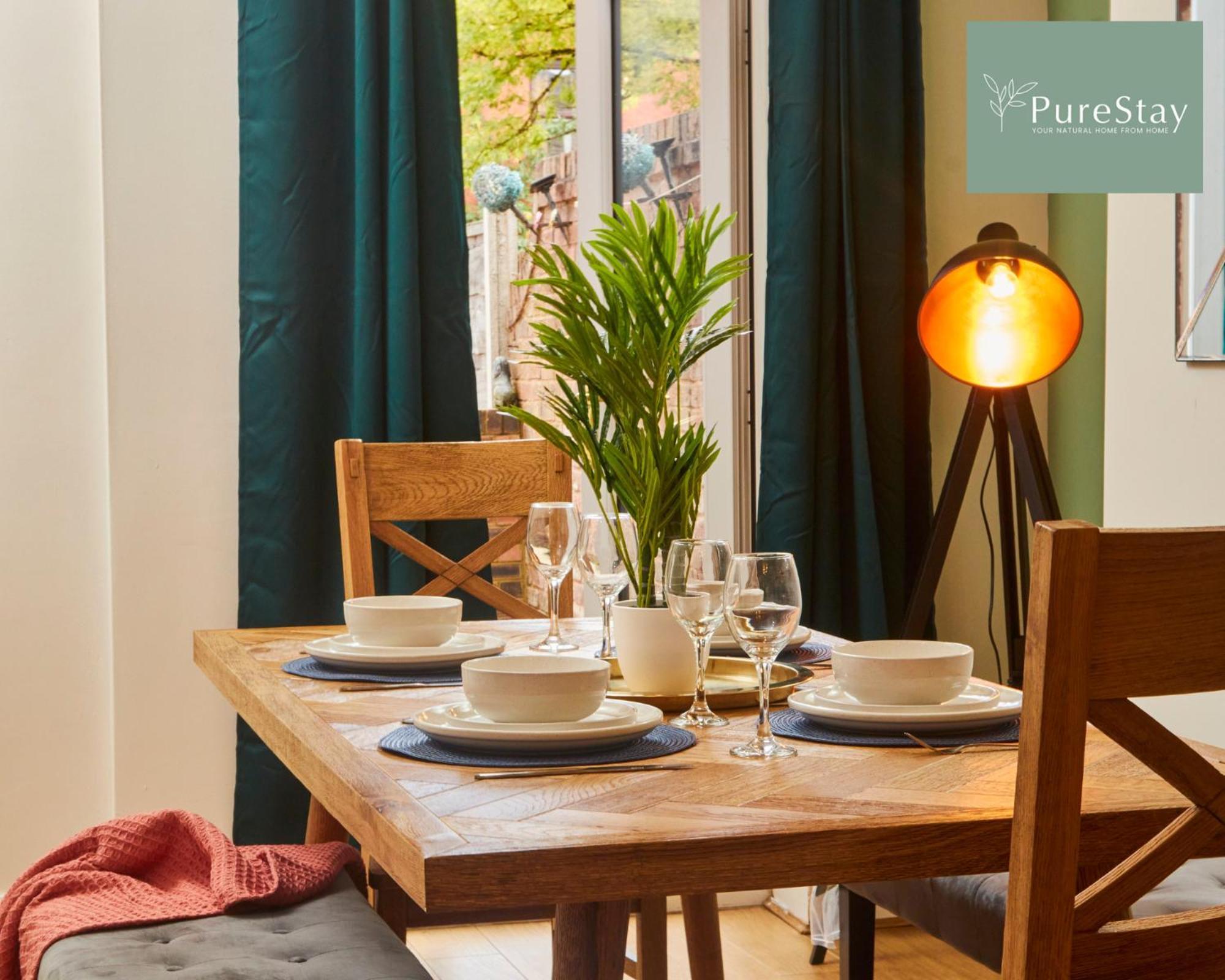 Three Bedroom House By Purestay Short Lets & Serviced With Free Parking Holiday home